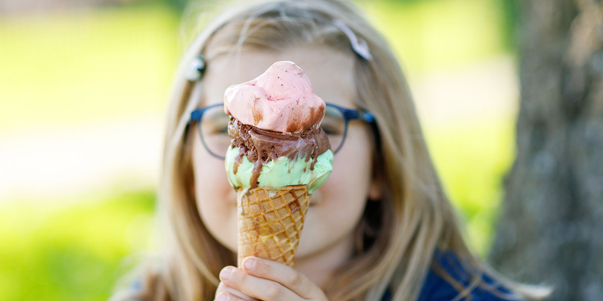 Mädchen isst ein Eis